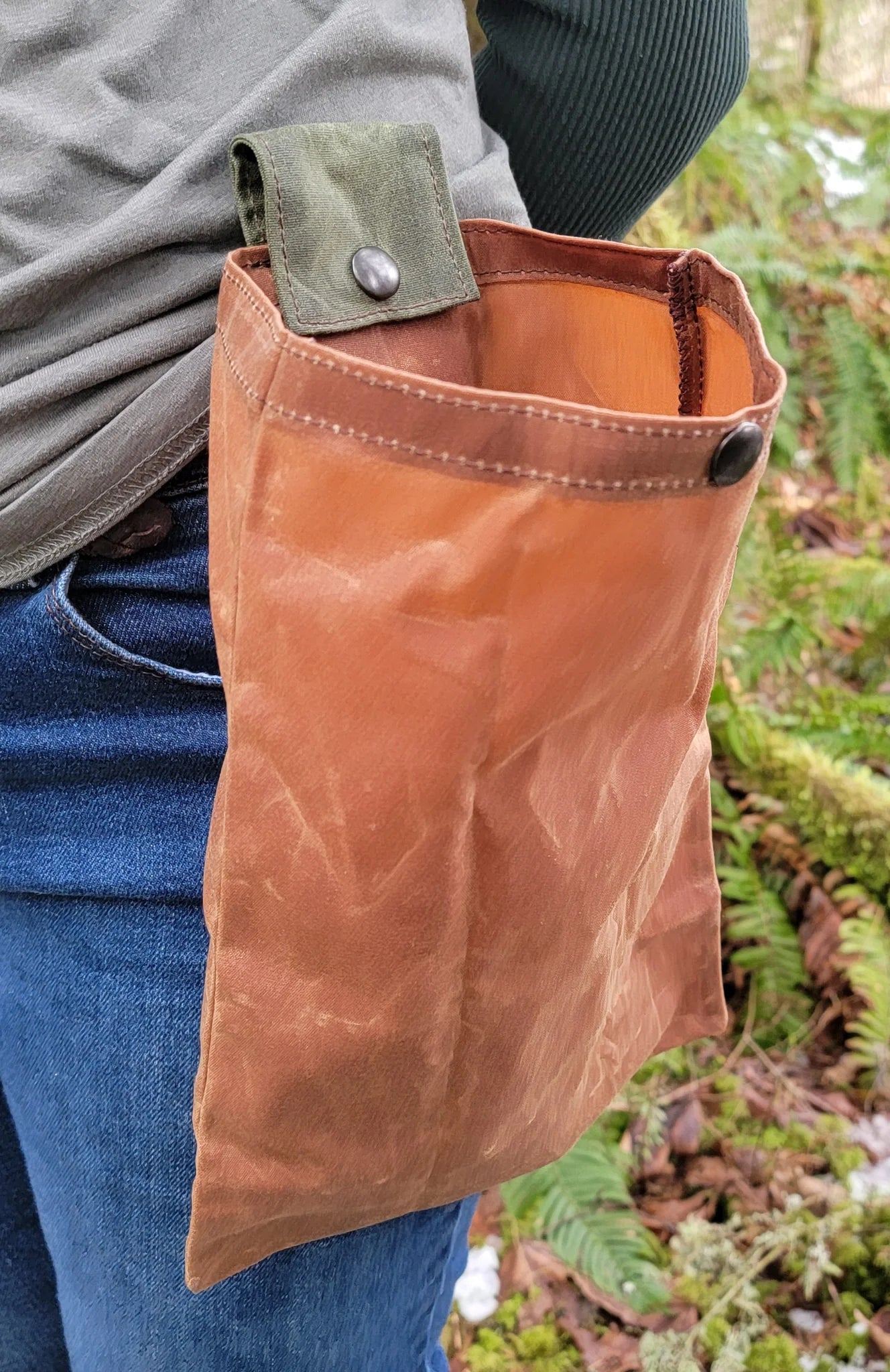 Deep Waxed Canvas Foraging Pouch – Hip Bag for Adventure