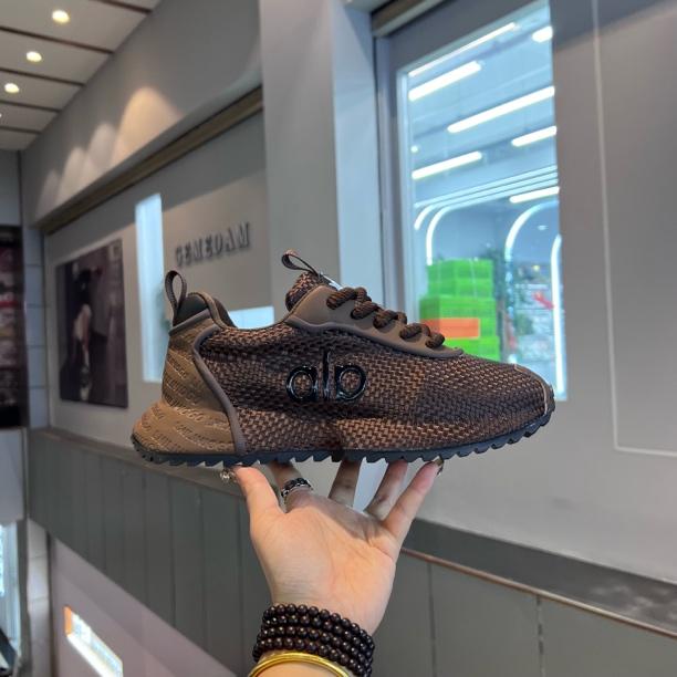 Men’s Low-Top Breathable Knit Lace-Up Sneakers
