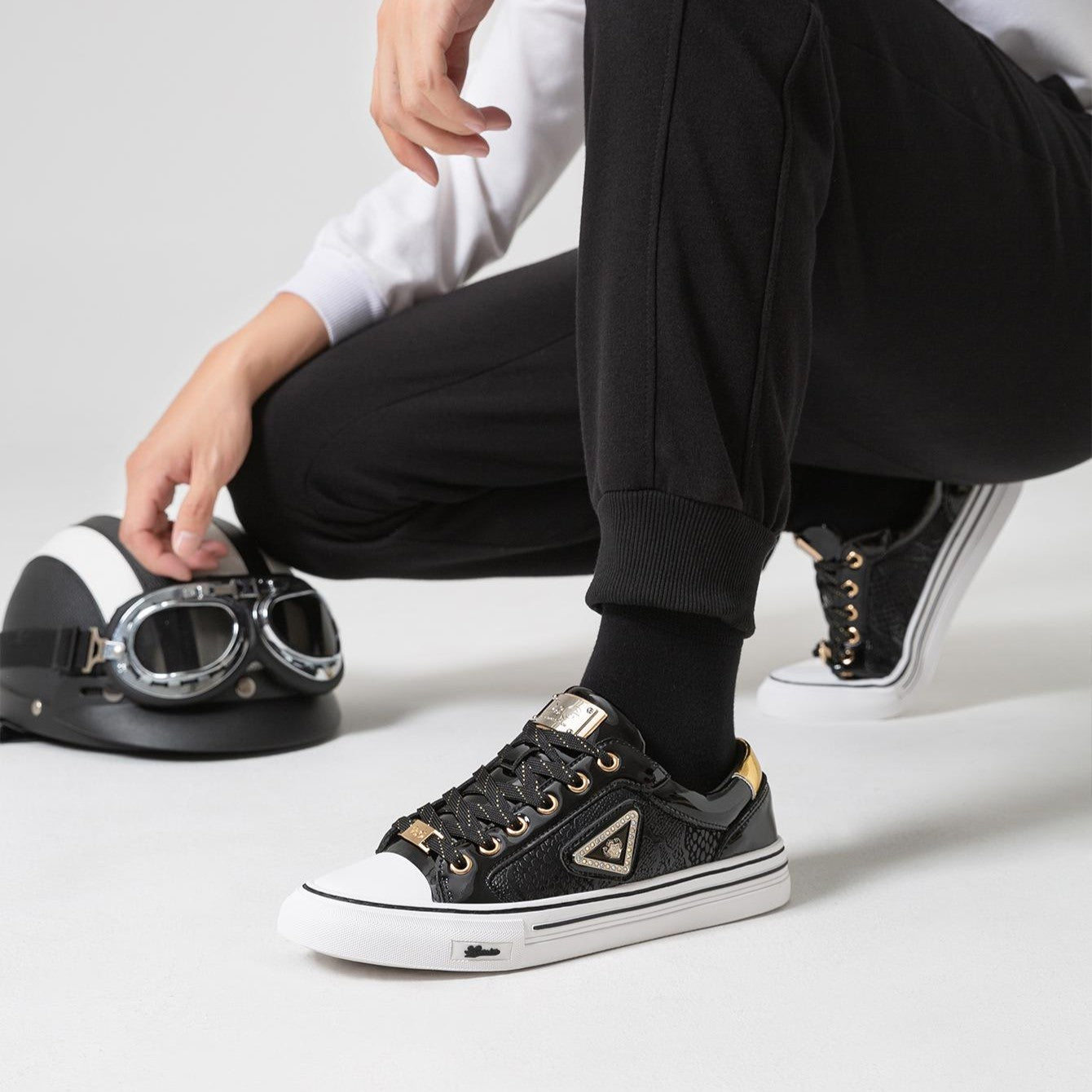 Men’s Low-Top Breathable Leather Skate Sneakers