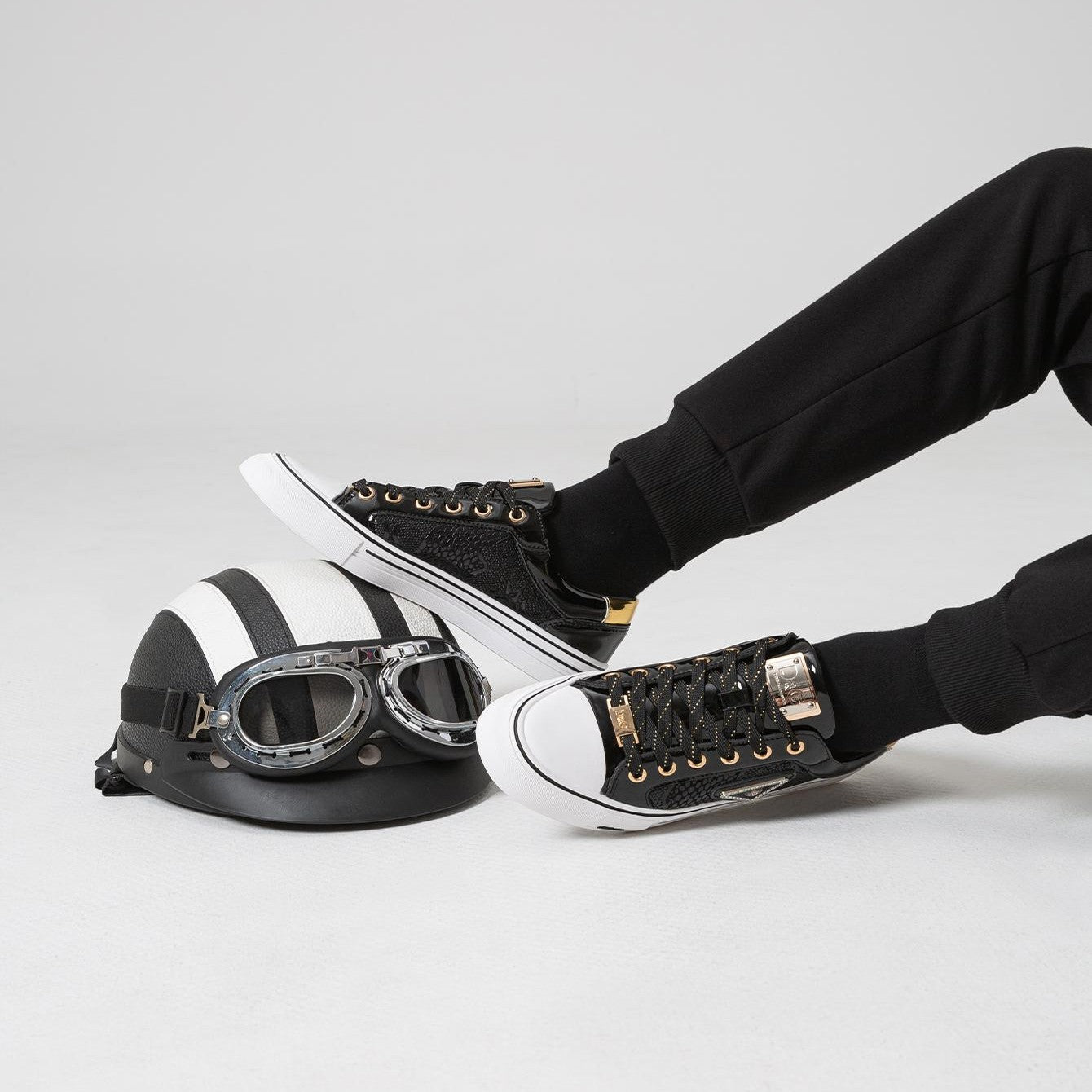 Men’s Low-Top Breathable Leather Skate Sneakers