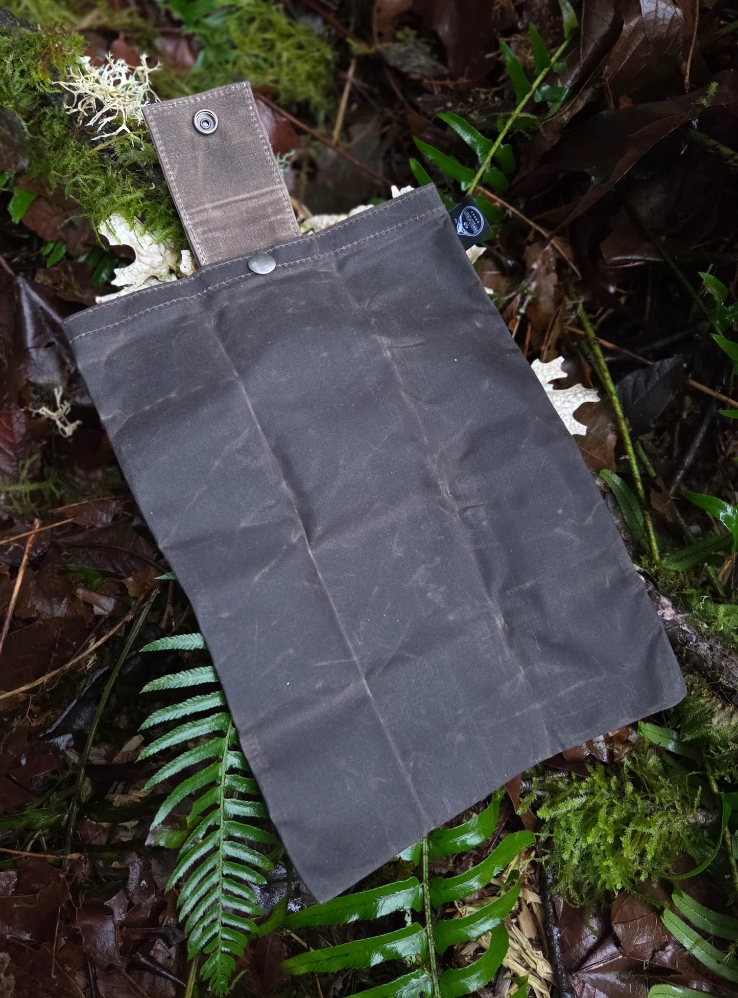 Deep Waxed Canvas Foraging Pouch – Hip Bag for Adventure